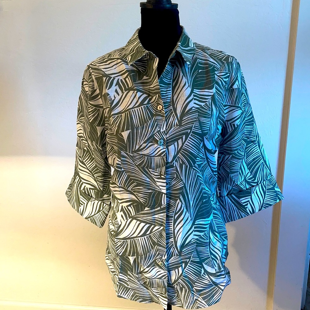 CHICO's No Iron Tropical camp shirt, 3/4 cuffed sleeve. NWOT never worn, size 2